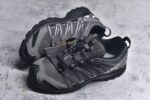 ▪panan权威实拍💯#A
新货🚀#SALOMON XA Pro 3D 灰黑色 475875
萨洛蒙潮流越野机能户外功能鞋 

纯原外贸平台特供订单 耗时半年巨作 全套原纸板楦头开发 原厂特供网布配套加持 确保原汁原味 完美呈现版型 原档数据独家私模五层组合大底 男女鞋同步官方开发 原装Ortholite轻量化鞋垫 中底布带钢印编号 原厂TPU锁扣 进口港宝加持 后跟自然饱满 还原公司包裹性 鞋面采用SENSIFT贴合技术 全方位贴合包裹脚型 鞋跟部鞋底牵引设计 提供强大的抓地性能 更适应野外崎岖不平的道路 其3D ADVANCED CHASSIS底盘 材料轻量大化 钉齿设计更具稳定性 防护性 鞋底易磨损区运用CONTAGRIP高耐磨材料 应对城市硬质路面长距离跑考验 
尺码：36-46 - Image 7
