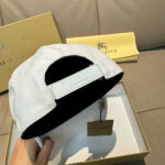 Comes with a box bag, Burberry's new original baseball cap, 1:1 custom mold, and a brand new three-dimensional warhorse embroidery, exquisite and flawless! Original canvas fabric+top layer cowhide, meticulous workmanship, original factory quality, exclusive physical photography. Black and white two-color shipping. - Image 7