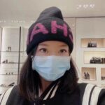 💰Chanel官网品质香奈儿秋冬网红时尚博主推荐款针织帽，藏着不动声色的高级感，每一处线条都透着利落大方，简约而不简单，大方且不失格调，处处细节都彰显着高端品味，时尚感在克制中愈发耐人寻味。 - Image 2