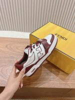 男码加10  Fendi芬迪板鞋首款大头运动鞋~~fendi match篮球运动鞋，最新元素注入加FF复古的设计，超经典百搭系列……
鞋面采用牛皮和牛猄拼接组合，侧面凸起的双F logo，内里采用毛巾布里，TPU发泡组合双色大底不一般的舒适！情侣款35-44 - Image 5