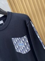 The latest round neck sweater for autumn and winter on the Dior 2025 official website is currently on sale at the counter! Specially supplied wool blended fabric Comfortable to feel It can directly touch the skin, with exquisite embroidered logos and badges that are extremely eye-catching! Details highlight the fashionable charm of big brands Exquisite craftsmanship Stereoscopic cutting style The wearing effect is unbeatable and handsome! All three standards are complete! Size: M-3XL - Image 4