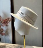 💰白色

Dior迪奥新款羊毛礼帽，平顶礼帽，百分百羊毛面料🦙%，头围57cm
