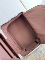 GF4343FB
独家实拍 丝印字母拉杆箱】全新 Horizon 拉杆箱以个性创意革新路易威登的传奇经典，为标志性 Monogram 帆布点缀旅行贴饰，追溯品牌传统行李箱的设计风尚。皮革边角保护和超大外置拉杆丰富智慧细节，打造优雅且实用的旅行伴侣。详细特征35.0 x 23×53cm（长×宽×高）人工测量1-2cm误差 
【温馨提示❤️此款无包装/不支持退换】 - Image 9