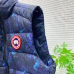 💰 加拿大鹅 Canada Goose 秋冬新款羽绒马甲 
搭配毛衣 卫衣 保暖同时毫无束缚感
采用国标95白鸭绒
轻薄飘逸 给你全方位的温暖！
上身颜值更有水准的洋气
让温暖和风度同行
中心线多重车线呈严整对称 谨守温馨守候 
胸前logo点缀着整件马甲！ 
独特之味道深入骨髓.减龄又十足保暖 既视感简单大气 男女同款 码数：XS-2XL - Image 5