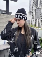 💰Chanel官网品质香奈儿秋冬网红时尚博主推荐款针织帽，藏着不动声色的高级感，每一处线条都透着利落大方，简约而不简单，大方且不失格调，处处细节都彰显着高端品味，时尚感在克制中愈发耐人寻味。 - Image 8