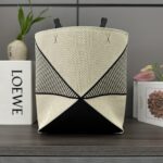 L⊚℮w℮新款🆕 Puzzle Fold手袋  手袋从品牌经典手袋系列的几何线条汲取灵感含几何建筑美感的镶片重新诠释，经巧呈现能够完全扁平折叠，可谓旅行品牌运用创意巧思打造柔软轻盈的手袋，此版本采用棉质提花，搭配牛皮革提手 🉑️肩背或手提 植物衬里*L⊚℮w℮刺绣
size:25.5*14.5*31.5CＭ
型号：052404