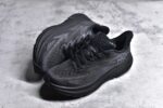 纯原级别 HOKA ONE ONE Clifton 克里夫顿9代专业性能减震公路跑步鞋 轻盈透气的针织网面和纱线的使用让鞋面更挺拔 增强鞋面的强度和支撑性能 搭配柔软的鞋舌 让双脚在舒适包裹中跑的更加畅快 全新泡棉中底 柔软的同时增强回弹性能 为不同跑者提供更平稳流畅的脚感 带来全面的缓冲保护 根据人体工程学设计的延长拉襟 后跟处弹软的海绵填充舒适固定 避免掉跟和摩擦 相比上一代光滑的内衬 Clifton 9的内衬增强了摩擦力 避免双脚在鞋内滑动 SIZE：36 36.5 37.5 38 38.5 39 40 40.5 41 42 42.5 43 44 44.5 45 - Image 7