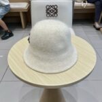 Dior新款爆款兔毛桶帽
遮脸帽 出街必备款！ - Image 2
