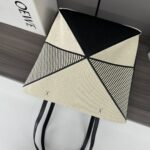 L⊚℮w℮新款🆕 Puzzle Fold手袋  手袋从品牌经典手袋系列的几何线条汲取灵感含几何建筑美感的镶片重新诠释，经巧呈现能够完全扁平折叠，可谓旅行品牌运用创意巧思打造柔软轻盈的手袋，此版本采用棉质提花，搭配牛皮革提手 🉑️肩背或手提 植物衬里*L⊚℮w℮刺绣
size:25.5*14.5*31.5CＭ
型号：052404 - Image 5