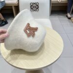 Dior新款爆款兔毛桶帽
遮脸帽 出街必备款！ - Image 4