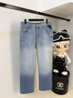 【Gucci Jeans | Classic Denim, Engraved with Luxury DNA】 When street style meets haute couture, a pair of jeans can become a badge of status.
Deconstructing the language of denim with centuries-old craftsmanship, we infuse every inch of fabric with a modern attitude and luxurious details, making everyday wear a silent declaration of taste.
✨ A pair of jeans is an attitude, and even more so, a legacy.
It's not just a wardrobe essential, but also an interpretation of the brand's spirit—
"From suitcases to jeans, we have always defined the boundaries of luxury with the ultimate craftsmanship."
Sizes: 28-42 - Image 2