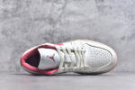 ▪🐼权威实拍💯#A
新货🚀#Air Jordan AJ1 Low 低帮 粉白 DC0774-109 全新流水线出品 DT版本唯一平替选择 市场第二梯队最强版 全部原鞋开发 原楦原纸板开发 全鞋电脑针车 原厂内置全掌气垫 原盒内在原标 唯一Zp原版鞋带绑法 免检产品 全新2022版型 全头层皮料 完美零毛边处理 原厂配置全掌气垫 价格定位良心 几十个配色陆续出货 实拍调校N版已经零色差零失真 百分百还原实物色彩所见即所得 不存在货不对板色差等低级问题 选购参考实物拍摄 不混卖不参货 只用心做好货严格选品 承诺混一赔十 SIZE：36 36.5 37.5 38 38.5 39 40 - Image 4