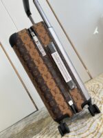 GF4343FB
独家实拍 丝印鸭拉杆箱】全新 Horizon 拉杆箱以个性创意革新路易威登的传奇经典，为标志性 Monogram 帆布点缀旅行贴饰，追溯品牌传统行李箱的设计风尚。皮革边角保护和超大外置拉杆丰富智慧细节，打造优雅且实用的旅行伴侣。详细特征35.0 x 23×53cm（长×宽×高）人工测量1-2cm误差 
【温馨提示❤️此款无包装/不支持退换】 - Image 3