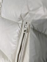 蒙口 moncler 🌟
大标马甲两色合拍图 Moner盟可睐 早秋新品 Lipsi男士羽绒马甲，演绎Moner经典设计，是换季衣橱的必需单品。采用轻盈的功能性lon laque面料制成，撞色衬里尽显活力。
款号：大标马甲

尺码：12345
颜色：米白 黑色 - Image 15