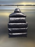 蒙口 moncler 🌟
大标马甲两色合拍图 Moner盟可睐 早秋新品 Lipsi男士羽绒马甲，演绎Moner经典设计，是换季衣橱的必需单品。采用轻盈的功能性lon laque面料制成，撞色衬里尽显活力。
款号：大标马甲

尺码：12345
颜色：米白 黑色 - Image 2