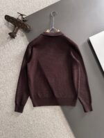 GUCCI 2025官网冬季最新毛衣，专柜同步在售爆款！特供羊毛混纺面料.手感舒适.可直接接触皮肤，logo徽章精致刺绣标志，极为抢眼！细节凸显大牌时尚魅力.精致做工.立体裁剪风格.穿着效果无敌帅气！三标齐全！码数：M-3XL - Image 9