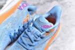 纯原级别 HOKA ONE ONE Clifton 克里夫顿9代专业性能减震公路跑步鞋 轻盈透气的针织网面和纱线的使用让鞋面更挺拔 增强鞋面的强度和支撑性能 搭配柔软的鞋舌 让双脚在舒适包裹中跑的更加畅快 全新泡棉中底 柔软的同时增强回弹性能 为不同跑者提供更平稳流畅的脚感 带来全面的缓冲保护 根据人体工程学设计的延长拉襟 后跟处弹软的海绵填充舒适固定 避免掉跟和摩擦 相比上一代光滑的内衬 Clifton 9的内衬增强了摩擦力 避免双脚在鞋内滑动 SIZE：36 36.5 37.5 38 38.5 39 40 40.5 41 42 42.5 43 44 44.5 45 - Image 9