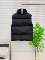💰 加拿大鹅 Canada Goose 秋冬新款羽绒马甲 
搭配毛衣 卫衣 保暖同时毫无束缚感
采用国标95白鸭绒
轻薄飘逸 给你全方位的温暖！
上身颜值更有水准的洋气
让温暖和风度同行
中心线多重车线呈严整对称 谨守温馨守候 
胸前logo点缀着整件马甲！ 
独特之味道深入骨髓.减龄又十足保暖 既视感简单大气 男女同款 码数：XS-2XL - Image 9