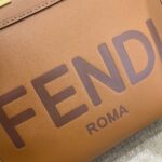 焦糖
小号全新size shine tote 
FÉŃĎI TOTE 托特包“阳光手提袋”
简单字母LOGO设计，琥珀色双手柄是整个包包最大焦点，单拧着就很有气场，也不勒手，小号还配有一条宽肩带，整体复古感超强，非常适合喜欢复古风的时髦精，硬货力推💥 2801S
尺寸35x17x31cm#15940 - Image 2
