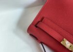 stock✨现货 国旗红
kelly pochette  一代 epsom皮 22cm 金银扣现货
一代的容量比二代大很多 满足日常使用 非常实用 百搭 加条猪鼻子链条当斜挎💕💕 - Image 8