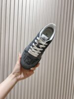 Fendi芬迪板鞋首款大头运动鞋~~fendi match篮球运动鞋，最新元素注入加FF复古的设计，超经典百搭系列……
鞋面采用牛皮和牛猄拼接组合，侧面凸起的双F logo，内里采用毛巾布里，TPU发泡组合双色大底不一般的舒适！情侣款35-44(男码加10) - Image 2