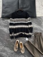 🆕- This knitted sweater weaves a Mediterranean breeze into the wardrobeWhen 10 cotton yarns and 46 blended yarns meet on a seven needle jacquard machine, the three yarns begin to weave a dialogue about material and color. Navy blue and navy blue cotton yarn have a rough and rustic feel, like the late night waters of the Adriatic Sea; The addition of 3.7% mulberry silk and wool in the light camel colored blended yarn gives the striped edges a subtle luster, reminiscent of the sparkling waves at sunset in Venice.When the weight of 580 grams is unfolded in the hand, one can feel the delicate balance between the stiffness of cotton and the softness of blended yarn. The vertical jacquard woven alternately with osmanthus needles and hanging needles forms a subtle texture on the navy blue background, resembling the outline of Venetian architecture seen through blinds. The white version is like a linen cloth sprinkled with sunlight, and the collision of the three materials is portrayed more clearly on a pure white canvas.The curvature of the round neck continues the elegant tradition of Italian tailoring, neither tightening the neck nor maintaining sharp lines. The contraction process of the hem keeps the hem of the garment firmly attached to the waist, and it will not move up whether you lift your hand or turn around. To support the muscles and bones with 10 strands of cotton yarn, to outline with delicate 46 strands of blended yarn, and to add luster and mulberry silk embellishment - this knitted sweater weaves the advantages of different materials into the same picture.The navy blue version paired with white pants is a classic Mediterranean style, while the white version paired with dark gray trousers can instantly switch to Milan style urban elegance. The intentions hidden in the texture of osmanthus needles, yarn blending, and precise weight all need to be personally felt in the cool autumn breeze to fully understand. While others are still struggling with the basic knitwear, this three layered jacquard sweater has already captivated the eyes of those who understand it with its sense of layering.In the current era of fast fashion proliferation, a blend knit that becomes softer and skin friendly with increasing wear is the truly worthwhile wardrobe evergreen tree to invest in. Jay Ya uses this piece to prove that a sophisticated sense of leisure allows every material to find the most comfortable expression in fabric.Color: White navy blue174-140 upper body size LSize: M-XXXL (48-56)Style number: FXZZ8688M size bust circumference 104 shoulder width 46.5 sleeve length 56 garment length 64.5Size L Chest circumference 108 Shoulder width 48 Sleeve length 57 Clothing length 66XL bust circumference 112 shoulder width 49.5 sleeve length 58 garment length 67.5XXL chest circumference 116 shoulder width 51 sleeve length 59 garment length 68.5XXXL bust circumference 120 shoulder width 52.5 sleeve length 60 garment length 69.5