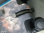 GF4343FB
全新 Horizon 拉杆箱以个性创意革新路易威登的传奇经典，为标志性 Monogram 帆布点缀旅行贴饰，追溯品牌传统行李箱的设计风尚。皮革边角保护和超大外置拉杆丰富智慧细节，打造优雅且实用的旅行伴侣。
详细特征

（长×宽×高）
·Monogram 帆布
.牛皮饰边
.织物内衬
.银色金属件
.拉链开合，配有挂锁
.路易威登标识
.内层平整
.弹性饰带
.口袋分层
.皮革边角
.大号外置拉杆
.4 个紧凑型滑轮
.机舱行李尺寸 - Image 7