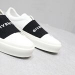 🌟  《顶级品质》
GⅣENCHY纪梵希魔术贴经典款 
专柜官网同步 市面最高版本 原版一比一复刻 四季潮鞋！纪凡希鞋子做工讲究 每一条走线都是按照原版样式 基本做到零瑕疵 媲美专柜 毫无压力 此款鞋即新潮又百搭！
▪️鞋面:进口摩术贴
▪️鞋面:进口头层牛皮
▪️垫脚:羊皮内里
▪️大底:原版TPU
▪️码数:女35一40 男39一44 - Image 7