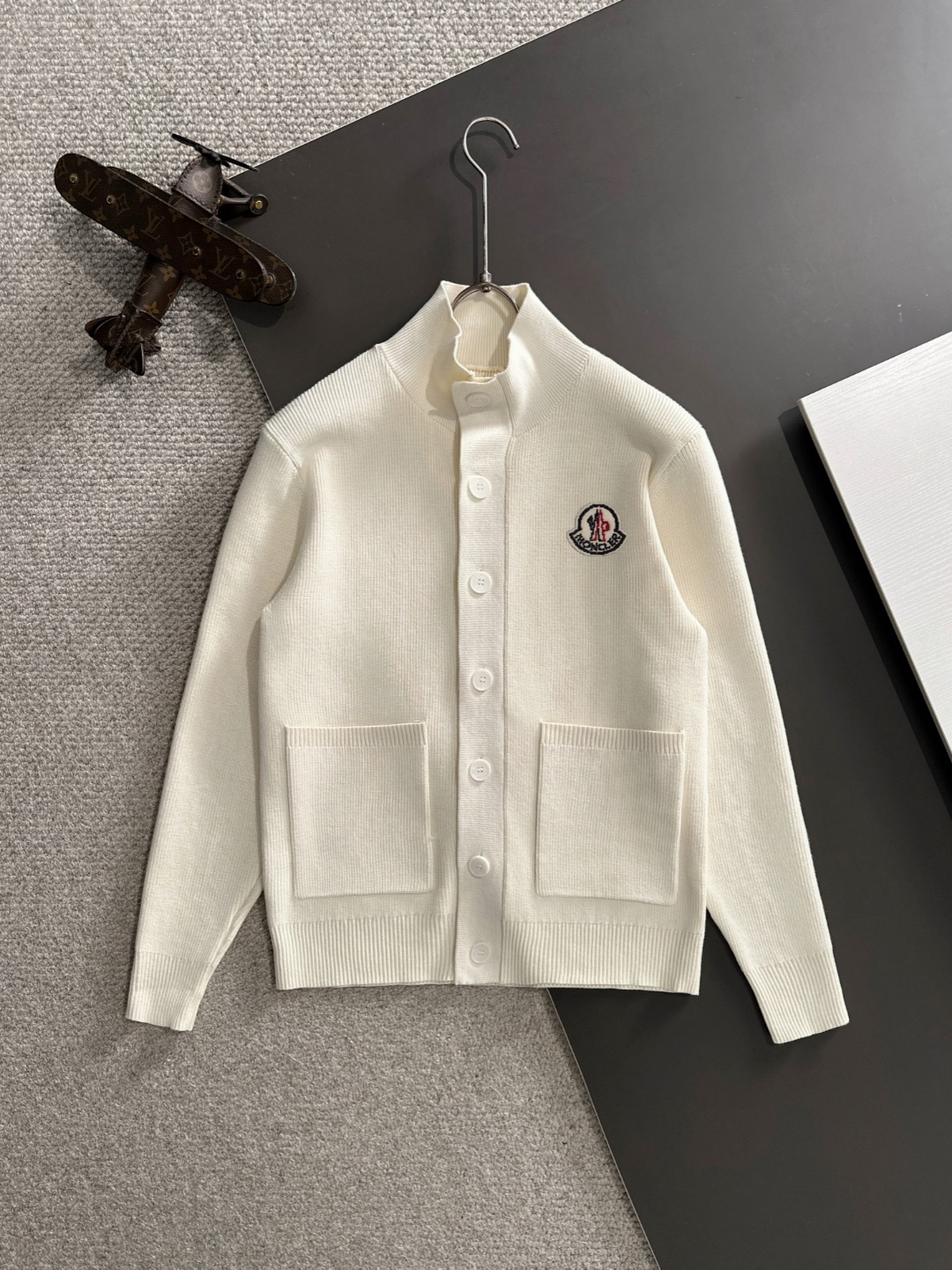 The latest winter sweaters on the official website of Mengkou 2025 are on sale at the counter simultaneously! Specially supplied wool blended fabric Comfortable to feel It can directly touch the skin, with exquisite embroidered logos and badges that are extremely eye-catching! Details highlight the fashionable charm of big brands Exquisite craftsmanship Stereoscopic cutting style The wearing effect is unbeatable and handsome! All three standards are complete! Size: M-3XL