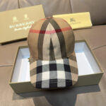 New shipmentComes with a box bag and Burberry original baseball cap, a hot selling item at the counter. Classic plaid, 1:1 custom mold, canvas fabric, pure cotton lining, lightweight and breathable. Perfect design, precise and accurate grid alignment, top layer cowhide leather adjustment buckle, original factory quality, exclusive physical shooting, suitable for both men and women.
