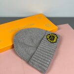 配防尘袋
路易威登LOUIS VUITTON🎩官方热卖爆款，羊毛针织毛线帽，时尚好品质高端大气，超柔软！超火爆💖质感很赞，出街超好搭配！时尚潮流！秋冬必备单品，快快入手哦！ - Image 2