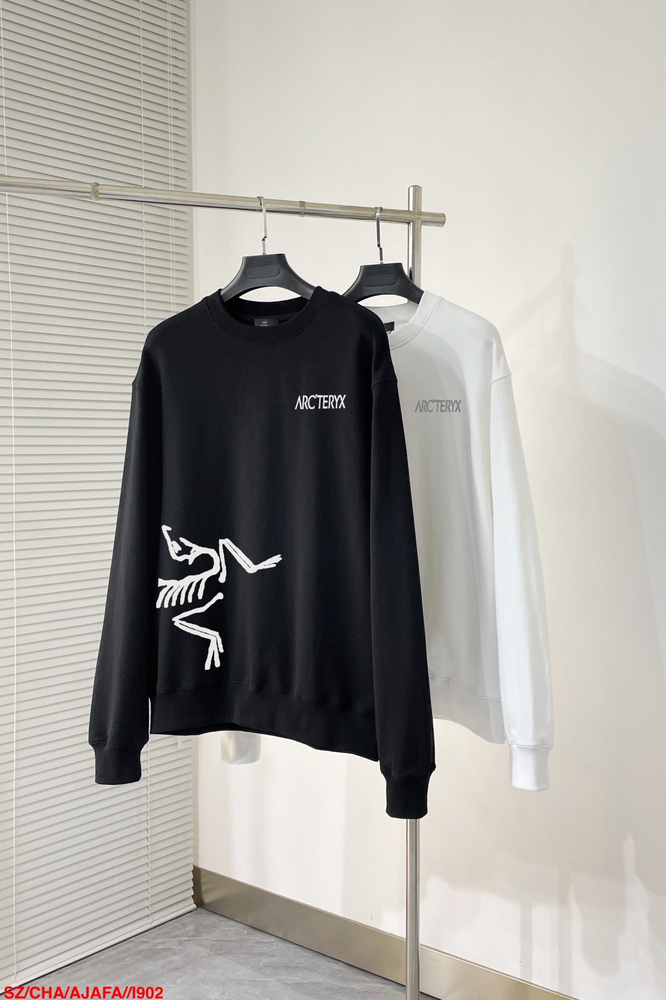 I902 SZ 🔥 The new letter printing double-layer heavy-duty letter pattern on the official website of Archaeopteryx, whether it is a T-shirt or a hoodie, is a popular item every year. The front large area printing uses a large Kangli digital printing machine for direct spraying, which has a high cost. After multiple adjustments, the color difference restoration of the pattern is close to 99% of the original version. The market garbage offset printing version is super labor-intensive. The fabric is made of exclusive customized 400g cotton double stranded M-3XL black and white 2 colors (reference 182/160 for L fit). It weighs 220 pounds and can be worn slightly largerChest length, sleeve lengthM           56       71         66L            58       73         67XL          60       75         682XL        62       77          693XL        64        79         70