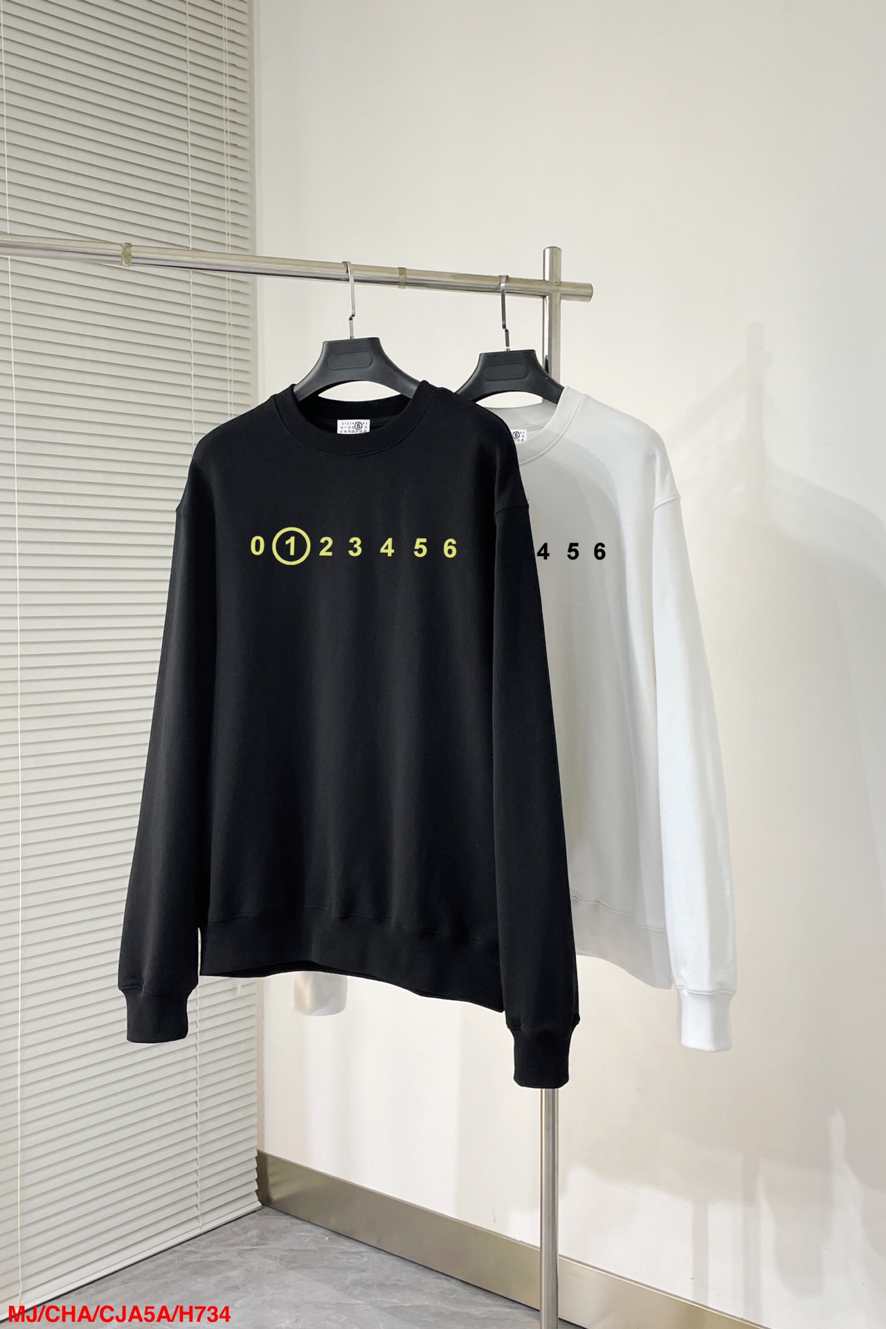 I898 MJ Magira official website new letter printing double-layer heavy-duty letter pattern, whether it is a T-shirt or a hoodie, it is a popular item every year. The front large area printing adopts the Dakangli digital printing machine, which has extremely high direct printing cost. After multiple adjustments, the color difference restoration of the pattern is close to 99% of the original version. The market garbage offset printing version is super labor-intensive. The fabric is made of exclusive custom dyeing 400g cotton double stranded M-3XL black and white 2 colors (refer to 182/160 for fitting). It can be worn for 220 pounds and is slightly larger (095)Chest length, sleeve lengthM           56       71         66L            58       73         67XL          60       75         682XL        62       77          693XL        64        79         70