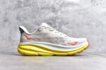 纯原级别 HOKA ONE ONE Clifton 克里夫顿9代专业性能减震公路跑步鞋 轻盈透气的针织网面和纱线的使用让鞋面更挺拔 增强鞋面的强度和支撑性能 搭配柔软的鞋舌 让双脚在舒适包裹中跑的更加畅快 全新泡棉中底 柔软的同时增强回弹性能 为不同跑者提供更平稳流畅的脚感 带来全面的缓冲保护 根据人体工程学设计的延长拉襟 后跟处弹软的海绵填充舒适固定 避免掉跟和摩擦 相比上一代光滑的内衬 Clifton 9的内衬增强了摩擦力 避免双脚在鞋内滑动 SIZE：36 36.5 37.5 38 38.5 39 40 40.5 41 42 42.5 43 44 44.5 45 - Image 3