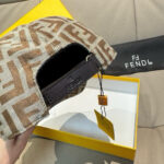 New shipment!Comes with box bag, Fendi's new original baseball cap, double F-jacquard, a perennial hot selling item at the counter, with excellent reputation. Customized 1:1 mold, original jacquard sail fabric+top layer cowhide, lightweight and breathable! Excellent quality, basic head circumference of 56, adjustable patch. - Image 8