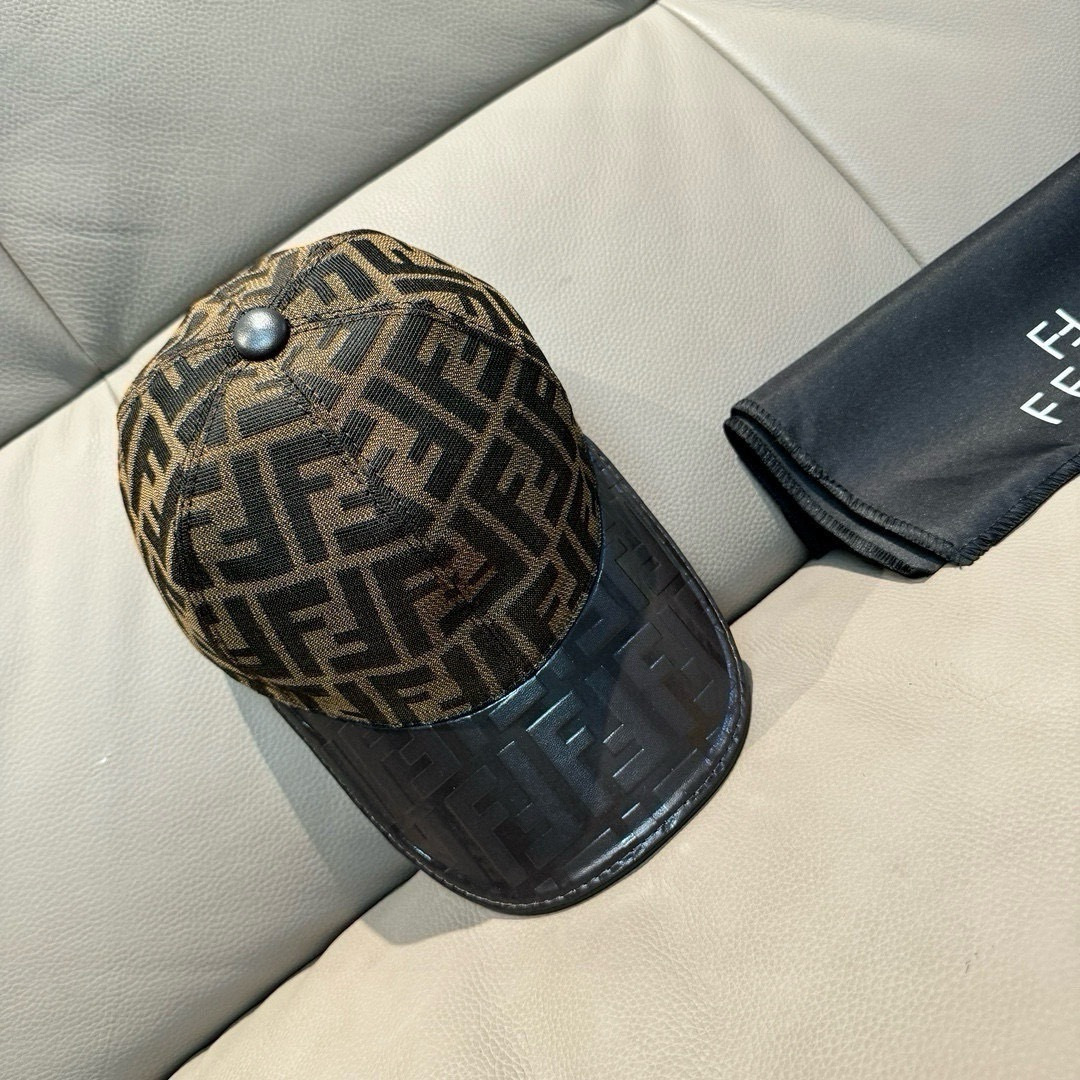 Comes with a box bag, Fendi's new original single baseball cap, double F-flower patchwork leather, full of retro charm, 1:1 mold customization, original canvas material+top layer cowhide, pure cotton lining, lightweight and breathable! Excellent quality, basic head circumference of 56, adjustable patch.