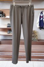 Gucci Gucci/25SS autumn and winter new suit suit suit 🫑🫑 Two piece trendy and fashionable suit, a must-have item for business elite wardrobes, men's formal wear, fashionable and trendy wear, brand classic logo logo logo super generous, classic styles will be released every quarter! Wearing the pattern is really great, strongly recommended!Sharp and ergonomic tailoring, with a tall and handsome upper body, simple and elegant. Comfortable and slim fit, showcasing a gentlemanly demeanor at a glance. Made from carefully selected suit fabrics, including 20% wool, 18% viscose, 58% polyester, and 4% spandex, the fabric feels soft and delicate, with good luster and elasticity. The waist is made of sheepskin and leather, and is adorned with Louis Vuitton's soul logo embossed with letters! The silhouette and waist cinching add more comfort to the dressing of stylish men, making them look slim yet handsome!Used for making high-end professional and business formal suits, renowned worldwide for its classic and solemn design style. A high-end business casual suit set that requires high craftsmanship, takes a long time to make, and can be worn all year round!The fabric is flat, with a smooth and full texture, and a firm appearance. It is made of high-quality cotton wool material, and the quality of the material is visible when tied tightly.Regarding details: The high-end suit is cut with a modern feel, combining traditional cutting art with modern production techniques. It adopts fully imported automatic cutting pieces, with almost zero error in each piece of fabric, and then hand sewn by top tailors to ensure the fit and beauty of every part. The front two layers are saved, and according to the principles of ergonomics, it is slim fitting but not tight fitting. The elastic of the cow tendons on both sides of the waistband of the trousers can be adjusted! Not wearing tight waists!Classic collar design, classic style without conservatism, simple and elegant. The lining of the collar is made of pure handmade tribute needles, and we insist on hand sewing handicrafts, all of which are from the hands of experienced craftsmen. The quotation is based on the labor and time consumption per meter, and each stitch is rigorous and excellent, without any burrs or stitches on both sides. Handcrafted sleeves, hand nail buckles, hand calibration, and handmade threading can be seen everywhere, delicate and smooth, effectively reducing static electricity in autumn and winter, creating a high sense of unity on the surface and inside. It is worth buying for any man, as it can boost your face in various formal occasions!Color: Black【 Size 】: 46-56