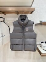 。特级羽绒⬆️Moncler x Christopher Raxxy 明星同款 男女款3D绗缝拉链羽绒马甲. 
🎁出厂标配全套柜台礼盒包装.升级原版磁吸礼盒.
这款羽绒是Moncler xChristopher Raxxy系列的男女同款单品，装饰元素传达了梦想阶梯的设计理念。
演员周雨彤、王安宇倾情演绎“梦幻楼梯”设计理念.
这款立体绗缝羽绒马甲采用轻质抗撕裂面料制成，由品牌携手
Christopher Raxxy合作打造。此款羽绒外套设计源自螺旋楼梯，其装饰元素代表着蜿蜒曲折的命运台阶。
详情
•采用轻质抗撕裂面料制成
•细密抗撕裂面料衬里
•拉链开和
•隐藏式口袋
•防风门襟
•拉链开合
•绗缝贴片，填充羽绒
•联名毛毡标识贴片
Size : 0-4黑色/浅蓝/奶白/三色入.情侣款