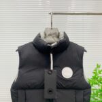 💰 加拿大鹅 Canada Goose 秋冬新款羽绒马甲 
搭配毛衣 卫衣 保暖同时毫无束缚感
采用国标95白鸭绒
轻薄飘逸 给你全方位的温暖！
上身颜值更有水准的洋气
让温暖和风度同行
中心线多重车线呈严整对称 谨守温馨守候 
胸前logo点缀着整件马甲！ 
独特之味道深入骨髓.减龄又十足保暖 既视感简单大气 男女同款 码数：XS-2XL - Image 2