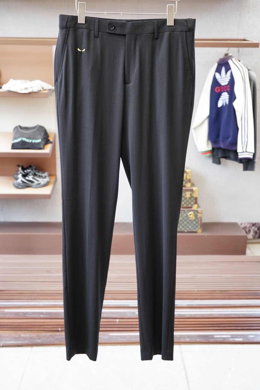 Fendi/25SS autumn and winter new suit suit suit 🫑🫑 Two piece trendy and fashionable suit, a must-have item for business elite wardrobes, men's formal wear, fashionable and trendy wear, brand classic logo logo logo super generous, classic styles will be released every quarter! Wearing the pattern is really great, strongly recommended!Sharp and ergonomic tailoring, with a tall and handsome upper body, simple and elegant. Comfortable and slim fit, showcasing a gentlemanly demeanor at a glance. Made from carefully selected suit fabrics, including 20% wool, 18% viscose, 58% polyester, and 4% spandex, the fabric feels soft and delicate, with good luster and elasticity. The waist is made of sheepskin and leather, and is adorned with Louis Vuitton's soul logo embossed with letters! The silhouette and waist cinching add more comfort to the dressing of stylish men, making them look slim yet handsome!Used for making high-end professional and business formal suits, renowned worldwide for its classic and solemn design style. A high-end business casual suit set that requires high craftsmanship, takes a long time to make, and can be worn all year round!The fabric is flat, with a smooth and full texture, and a firm appearance. It is made of high-quality cotton wool material, and the quality of the material is visible when tied tightly.Regarding details: The high-end suit is cut with a modern feel, combining traditional cutting art with modern production techniques. It adopts fully imported automatic cutting pieces, with almost zero error in each piece of fabric, and then hand sewn by top tailors to ensure the fit and beauty of every part. The front two layers are saved, and according to the principles of ergonomics, it is slim fitting but not tight fitting. The elastic of the cow tendons on both sides of the waistband of the trousers can be adjusted! Not wearing tight waists!Classic collar design, classic style without conservatism, simple and elegant. The lining of the collar is made of pure handmade tribute needles, and we insist on hand sewing handicrafts, all of which are from the hands of experienced craftsmen. The quotation is based on the labor and time consumption per meter, and each stitch is rigorous and excellent, without any burrs or stitches on both sides. Handcrafted sleeves, hand nail buckles, hand calibration, and handmade threading can be seen everywhere, delicate and smooth, effectively reducing static electricity in autumn and winter, creating a high sense of unity on the surface and inside. It is worth buying for any man, as it can boost your face in various formal occasions!Color: Black【 Size 】: 46-56